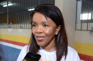 Foto: A assistente social da Seccional da Cidade Nova, Carla Lavareda, explica que a proposta do evento e divulgar e mobilizar outros órgãos. “A rede de exploração e abuso sexual é grande, e cada vez mais tem que levar informação. A ação tem surdido efeito, no ano passado uma aluna relatou sofrer abuso por meio de uma redação feita na escola”, relata. | Fotógrafo: Eliseu Dias